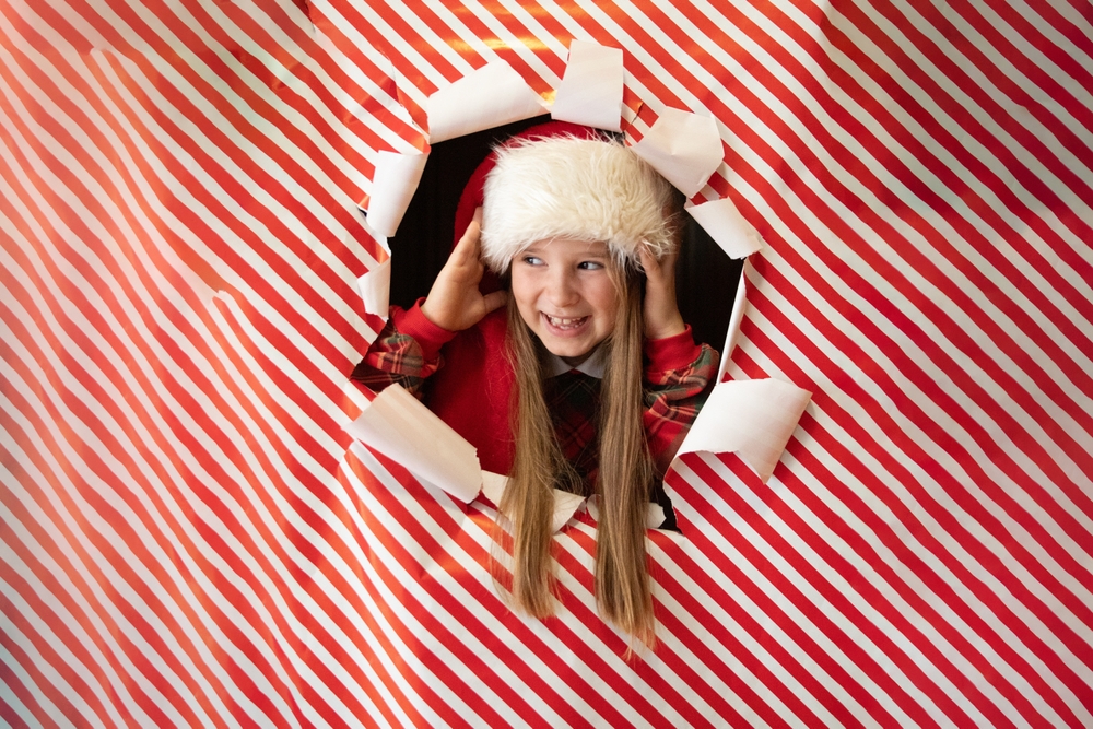 Kalėdinės fotosesijos idėja su dovanų popieriumi